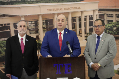 El magistrado presidente Alfredo Juncá Wendehake (c) habla junto a el magistrado primer vicepresidente Eduardo Valdés Escoffery (i) y el magistrado segundo vicepresidente Luis Alfonso Guerra Morales durante una rueda de prensa