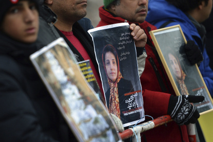 Abogada y defensora de los derechos humanos iraní Nasrin Sotudeh ante la embajada de Irán en Berlín