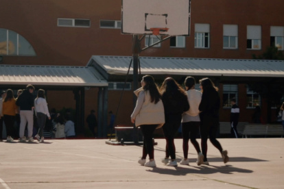 Hecho. Esta tendencia se presenta más con aquellas mujeres de familias de ingresos bajos.