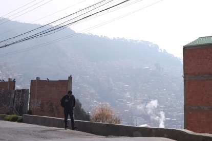 Vista de humo causado por incendios forestales sobre las laderas de La Paz (Bolivia). Foto de archivo.