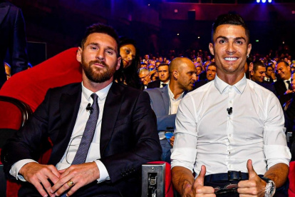 Cristiano Ronaldo generó controversia al dar "Me Gusta" y comentar con emojis en un video crítico sobre la cantidad de Balones de Oro otorgados a Lionel Messi.