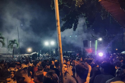 Ambiente de la fiesta "La Purga" cubierto por una nube de humo.EXTRA
