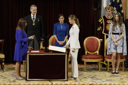 La princesa Leonor jura la Constitución española, en el día en que cumple 18 años, la mayoría de edad en España, lo que la legitima como futura reina