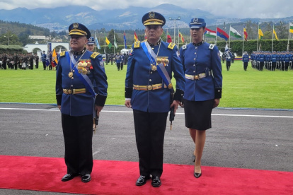 Ceremonia. El excomandante de la Policía, Fausto Salinas, entregó el mando a César Zapata.