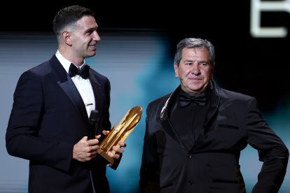 El portero del Aston Villa Emiliano Martinez junto a su padre en la gala del Balón de Oro.
