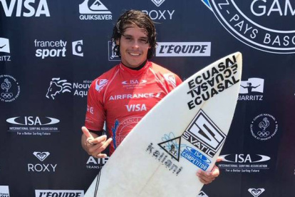 El surfista Israel Barona representó al país en varios competencias internacionales.