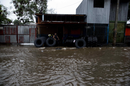 Una persona observa el panorama tras un de las recientes tormentas tropicales que afectó este país centroamericano.