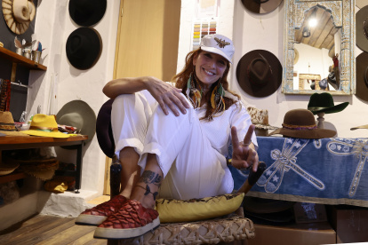 La propuesta de Cristina Morrison (foto) llama la atención por el marcado sentido  de origen, la artesanía ancestral y los materiales sofisticados de cada uno de los productos.