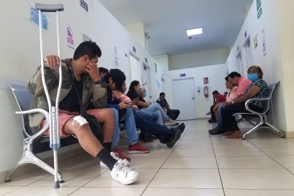 Un grupo de pacientes esperar su consulta en un centro médico particular de Guayaquil.