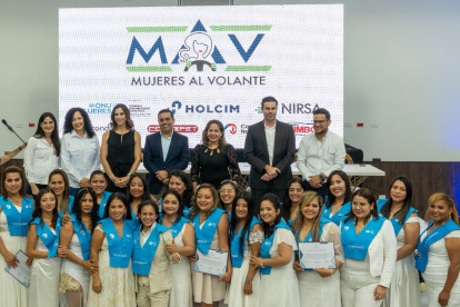 Las graduadas ahora podrán operar tráileres, volquetas, tanqueros, plataformas públicas y mixers.