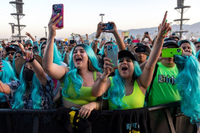Los fans de Karol G tienen un dress code de pelucas de colores.
