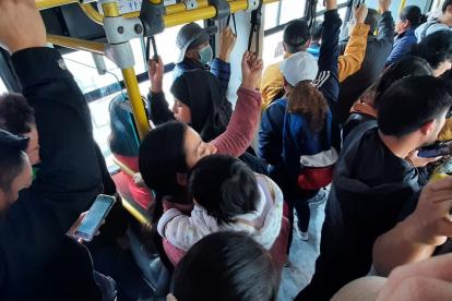 Individualismo. Una mujer carga a su bebé mientras otros van sentados en los lugares para personas vulnerables.pp Image 2023-10-31 at 16.54.41