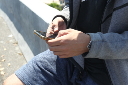 Una persona recibe y envía mensajes a través de su celular.