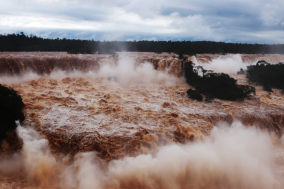Fotografía que muestra las Cataratas del Iguazú hoy, ubicadas en la ciudad de Foz do Iguaçu, oeste de Paraná (Brasil).