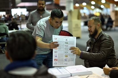 Ciudadanos votan en las elecciones regionales y locales en Bogotá (Colombia).