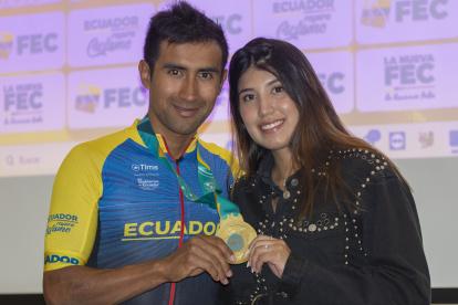 Jhonatan Narváez y su esposa Génesis Rodríguez posaron con la medalla de oro.