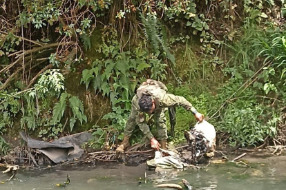 Rastreo. Militares y policías revisan todas las áreas cercanas al sitio donde desaparecieron las menores.