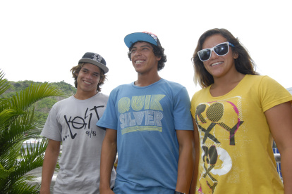 Israel Barona (i), Jonathan Zambrano "El Gato Chile" y Mimi Barona en una foto del recuerdo.