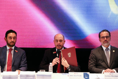 El exministro de Producción, Comercio Exterior, Inversiones y Pesca de Ecuador, Julio José Prado (c) y el actual ministro, Daniel Legarda, durante la firma del acuerdo comercial con China.