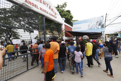 Archivo. El cierre parcial busca agilizar y precautelar la seguridad de los peatones que visiten los cementerios.