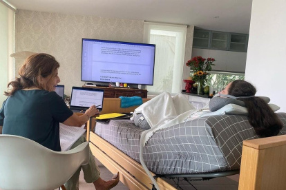 Paola Roldán, paciente de ELA, está postrada en una cama. Es ciudada por un equipo de profesionales médicos.