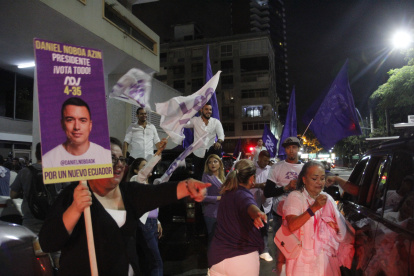 Simpatizantes de Daniel Noboa durante la celebración de su triunfo en la segunda vuelta electoral del 15 de octubre.