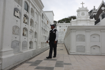 Patrimonial. En días previos al feriado se redobló el control al Cementerio Patrimonial de Guayaquil.