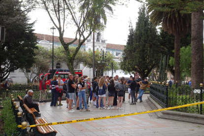 Historia. Turistas recorren el parque Calderón en el centro de la ciudad.