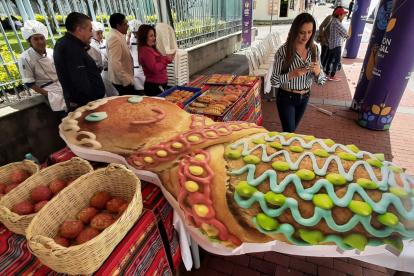 Estudiantes de gastronomía elaboraron 400 guaguas de pan para formar la Rumiguagua más grande.