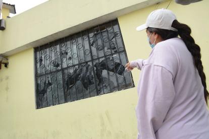 Escena. Sofía muestra cómo destrozaron los vidrios de sus vecinos.