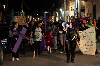 Mujeres disfrazadas de catrinas se manifiestan para recordar a sus compañeras víctimas de feminicidios hoy, en el municipio de San Cristobal de las Casas, Chiapas (México).