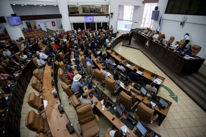 Diputados de la asamblea nacional (AN) participan de una sesión, en una fotografía de archivo.