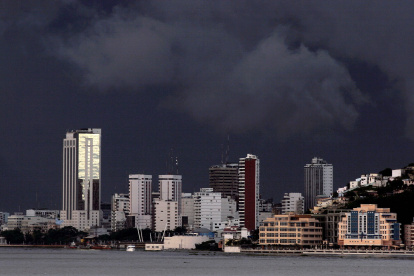 Una vista panorámica de la ciudad de Guayaquil (Ecuador), cubierta de nubes, durante una temporada de lluvias.