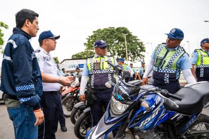 Citaciones. Siete agentes fueron citados por circular sin las placas respectivas.
