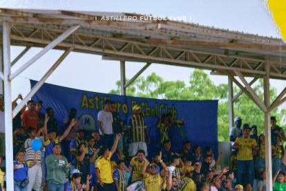 Astillero FC hace de local en el estadio de la Espol y lleva buena cantidad de público.