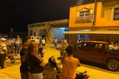 Traslado. Los cuerpos fueron trasladados al centro forense de Ventanas, para las autopsias.