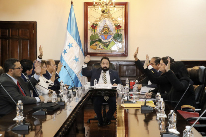 El presidente del parlamento, Luis Redondo (c), junto a los integrantes de la Comisión Permanente del Parlamento de Honduras sesionan antes de designar al nuevo fiscal general del Estado y fiscal general adjunto, hoy en Tegucigalpa (Honduras). La Comisión Permanente del Parlamento de Honduras designó este miércoles al nuevo fiscal general del Estado y fiscal general adjunto, entre denuncias de la oposición y otros sectores que afirman una presunta ilegalidad