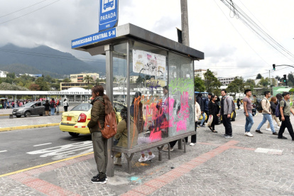 Incomprensible. Las paradas están pintadas con garabatos sin un sentido aparente.