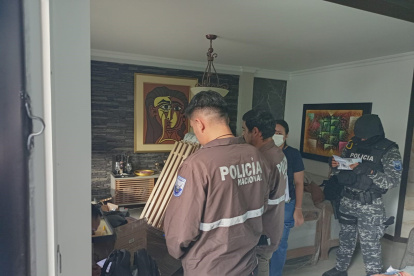 Evidencias. Agentes recogen indicios en los lugares allanados.