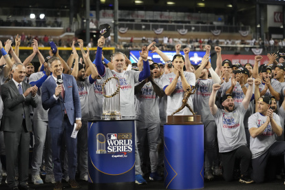 El entrenador Bruce Bochy levantó el trofeo de monarcas del equipo.