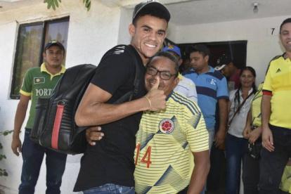 Luis Díaz, jugador del Liverpool, con su padre en una despedida.