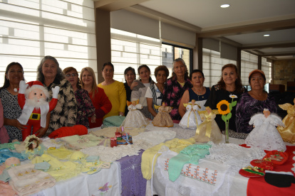 Artesanas. La mayoría son  mujeres de la tercera edad.