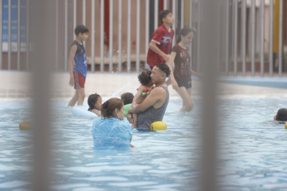 Las piscinas públicas fueron de los sitios aprovechados por quienes decidieron quedarse en casa.
