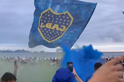 Hinchas se toman la playa de Copacabana.