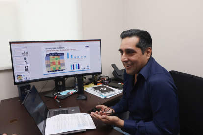 Es ingeniero en Sistemas Computacionales con mención en Administración de Empresas. Graduado en la Universidad Católica de Guayaquil.