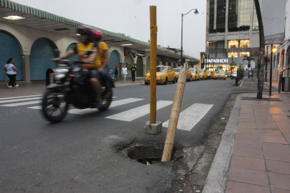 Las cañas colocadas en una alcantarilla, en el centro de la ciudad.