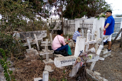 Familia. Visitantes se acomodaron entre las tumbas, en Playas.