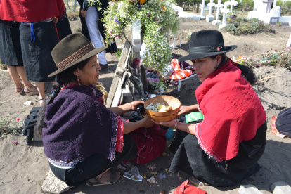 Tradición. Una familia salasaca llevó comida para compartir entre sus miembros, en el cementerio de Pelileo.