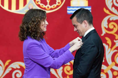 El presidente electo de Ecuador junto a la presidenta de la Comunidad de Madrid.