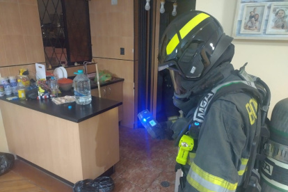 Ayuda. Miembros del Cuerpo de Bomberos acudieron a brindar ayuda a nueve miembros de una familia.